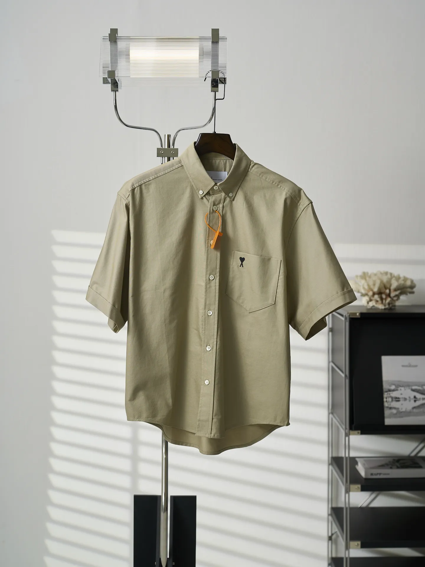 [Real auction] AMI/Amy love heart embroidered short-sleeved shirt [In Stock] 37 38 39 40 Customized high-density double-ply Oxford spinning, tight and smooth, comfortable and close to the skin, wearing Paris wheat wave brown, relaxed and casual, elegant and elegant. Black silk thread dances on the chest with love embroidery, low-key and powerful, bounded by pockets, hiding the French romance. It is the ultimate simplification of color, with the ultimate restraint. Deducing an effortless sense of high-end, using imported machine embroidery technology, using advanced computer control systems and precision mechanical components to achieve Ami love embroidery operations with high precision, smooth and delicate lines, the fabrics have been washed, and have a better hand feel and texture. Not easy to deform, not easy to shrink, not easy to fade, maintain long-term beauty, loose fit